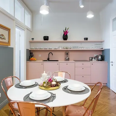 Romeo & Julia Luxury Apartments- Walking Distance To Main Square Apartment